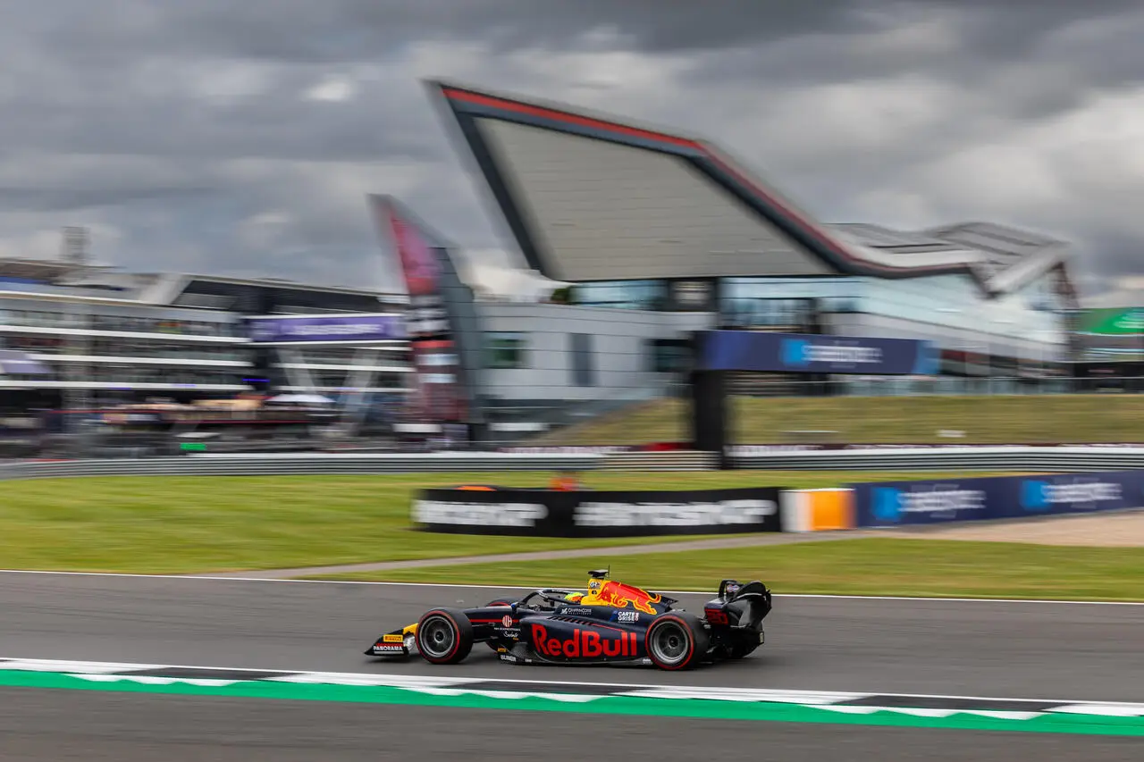 Isaac Hadjar, vincitore della Feature Race a Silverstone