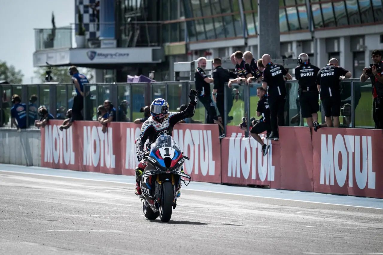 Toprak Razgatlıoğlu trionfante nella Gara 2 di Magny-Cours