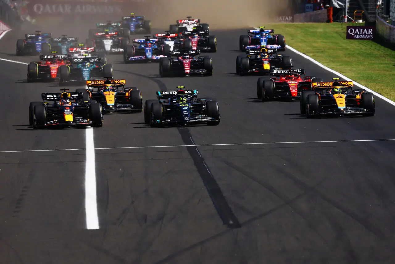 Il gruppo delle vetture allo start dell'edizione 2023.