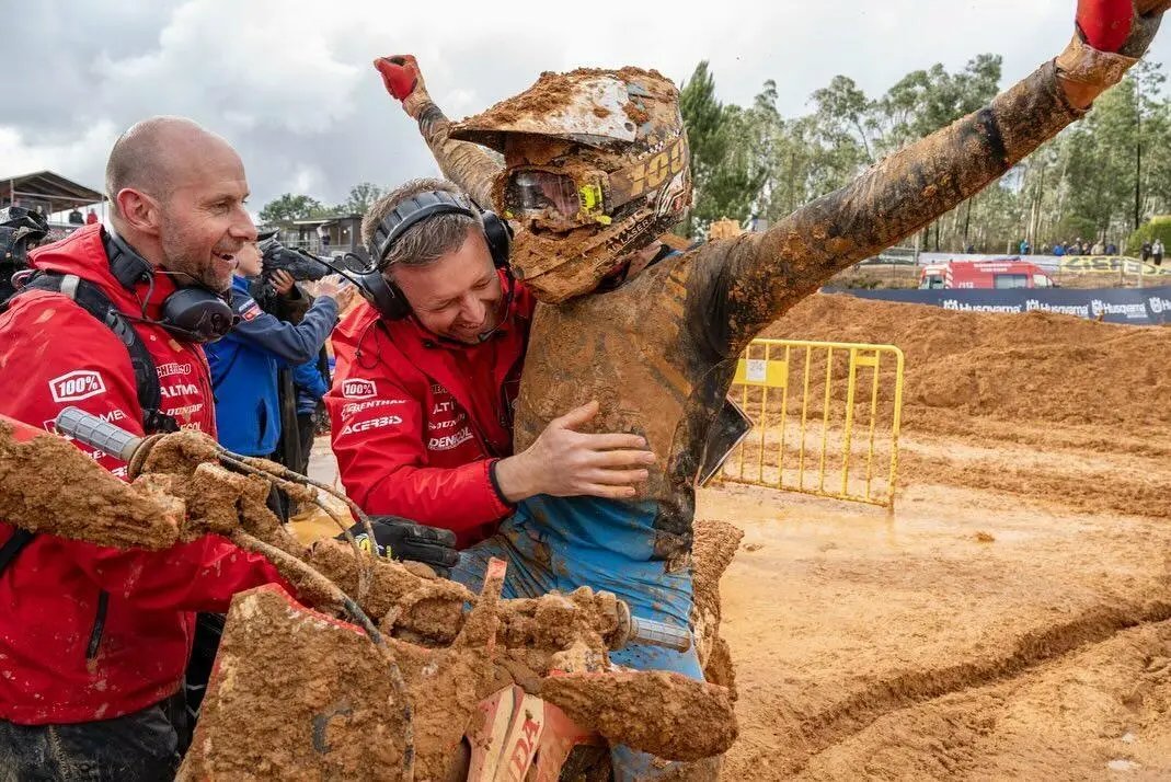 Credits: Standing Construct Instagram