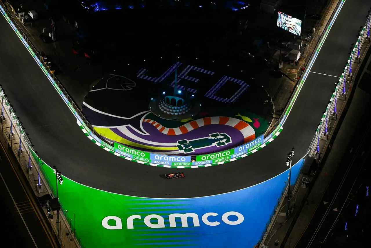 Il pilota olandese ottiene la pole position con un colpo da maestro, anche grazie all'aiuto di Yuki Tsunoda