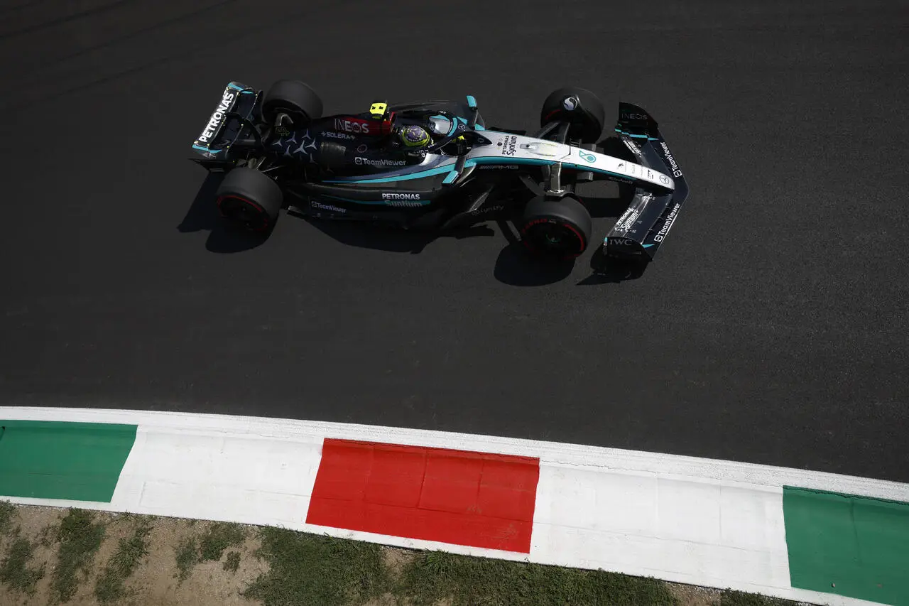 Lewis Hamilton in azione nelle FP2 del GP Italia