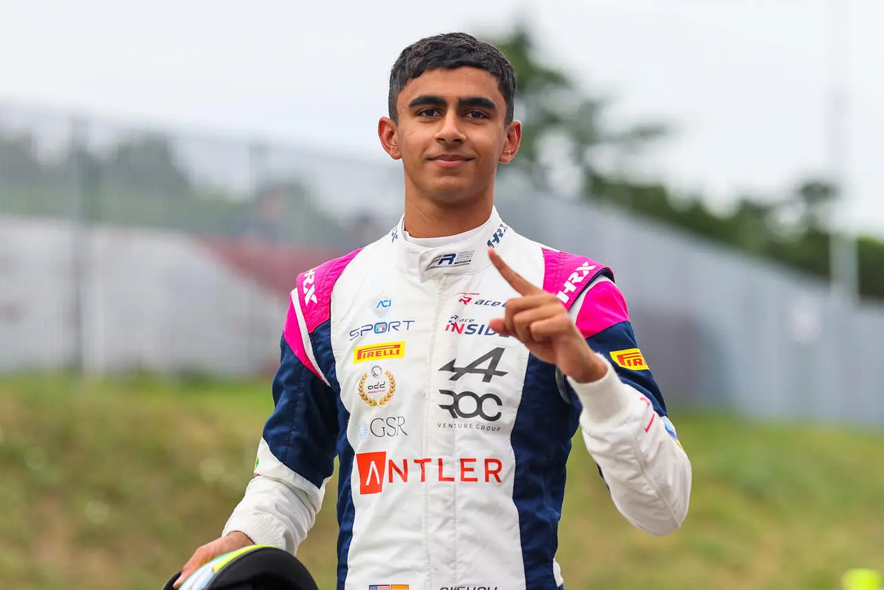 Il pilota indiano vince la seconda gara del weekend, davanti a Slater e Deligny