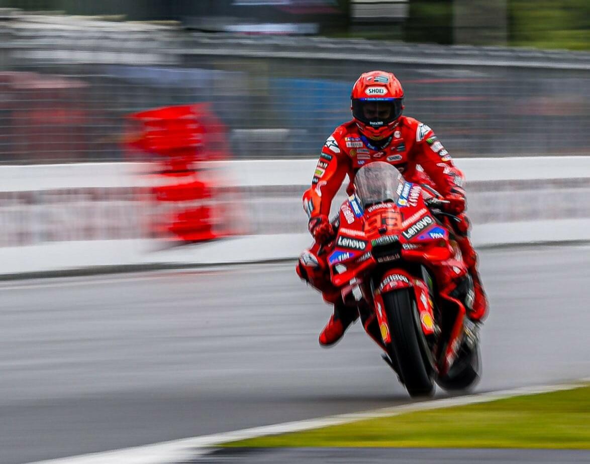 Ottava vittoria stagionale per Marquez, che diventa il primo pilota a vincere cinque volte consecutive per il team Ducati