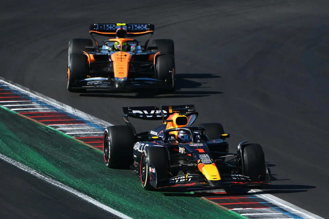 Verstappen davanti a Norris, in pista come in campionato
