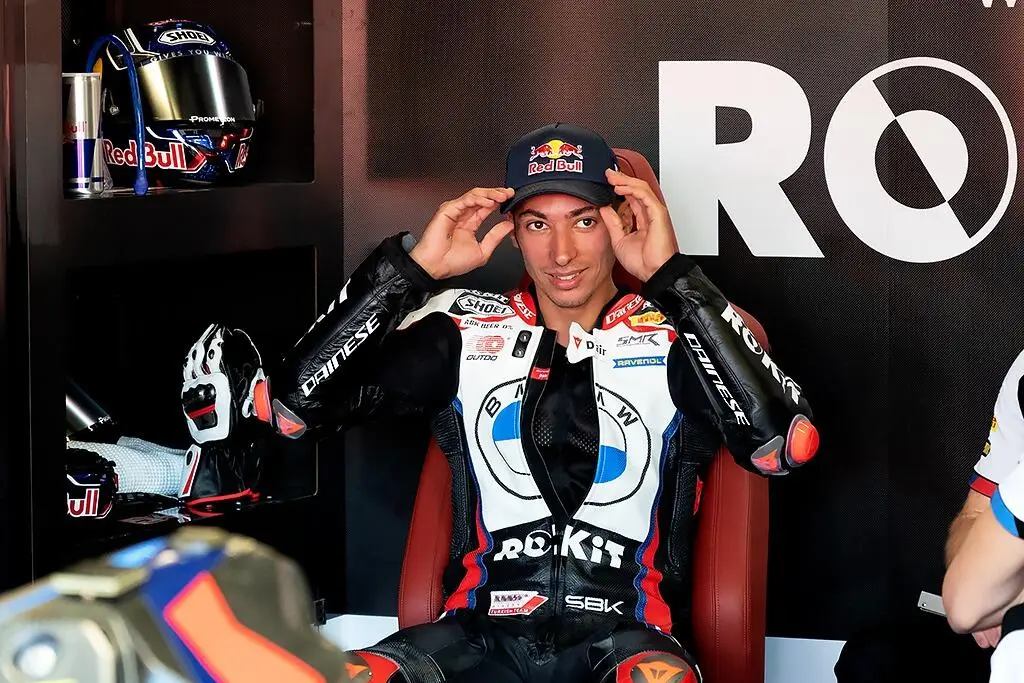 Toprak Razgatlioglu nei box BMW a Misano