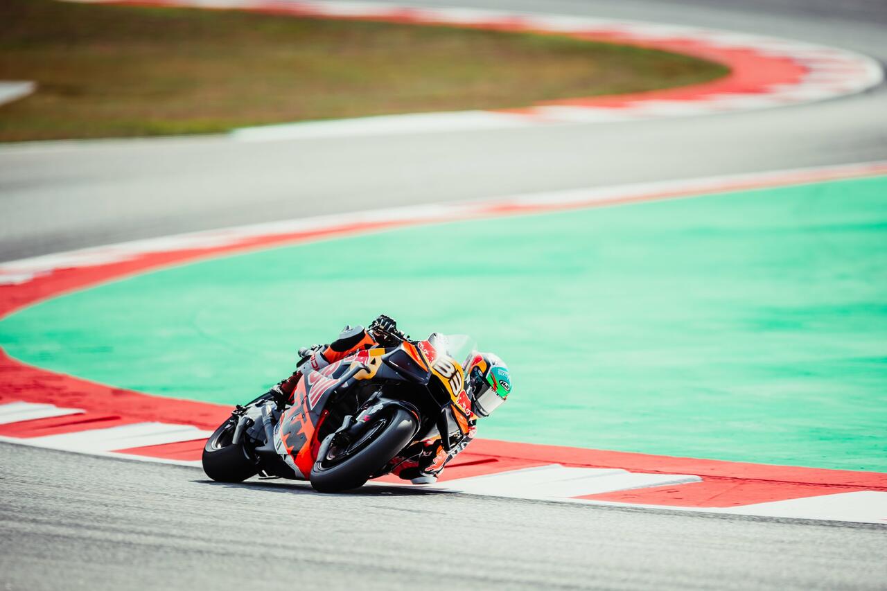 Brad Binder in azione sul circuito del Montmeló