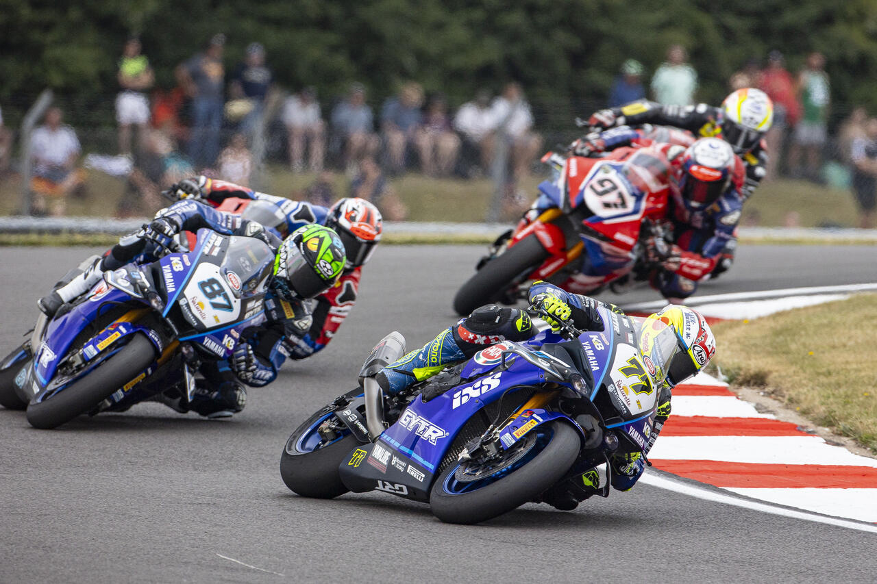 Dominique Aegerter e Remy Gardner impegnati all'ultima curva di Donington Park