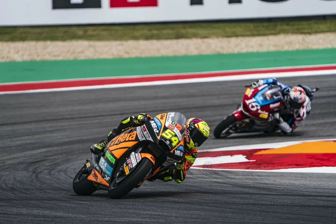 Fermin Aldeguer in sella alla sua moto in pista