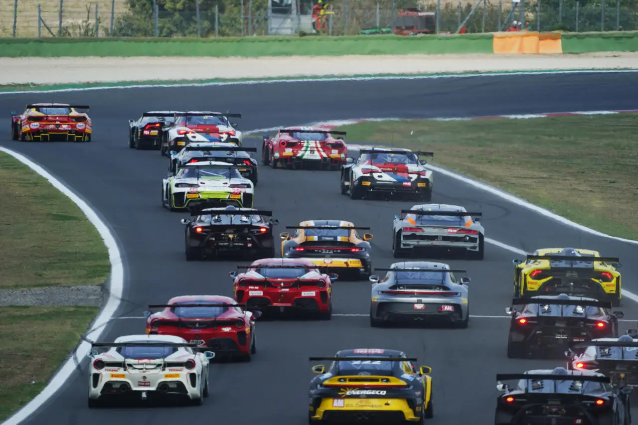 Lo start del gruppo a Vallelunga la passata stagione