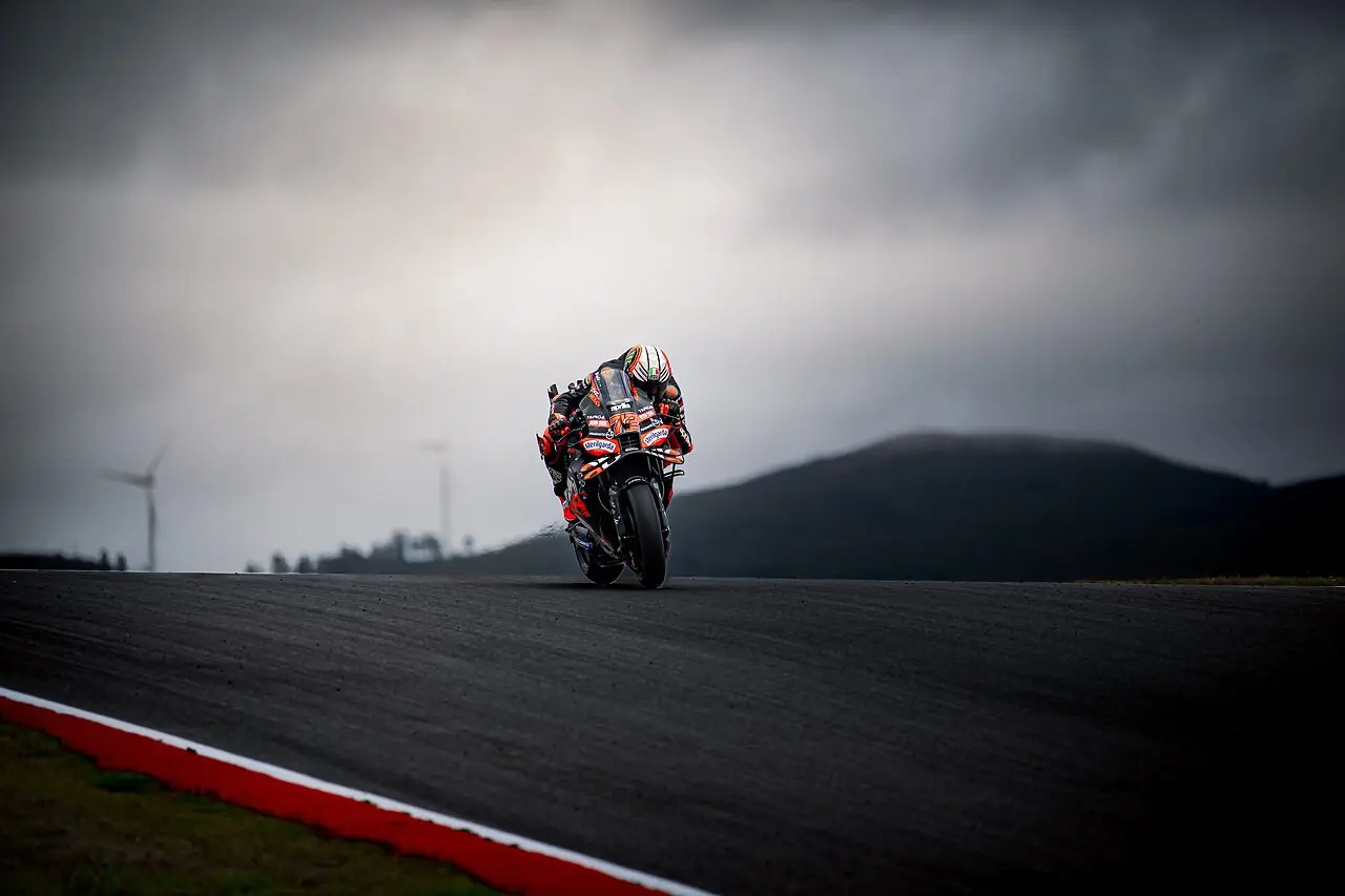 Il pilota Aprilia si prende la prima casella con un Q1 spettacolare, davanti ad Acosta e Quartararo