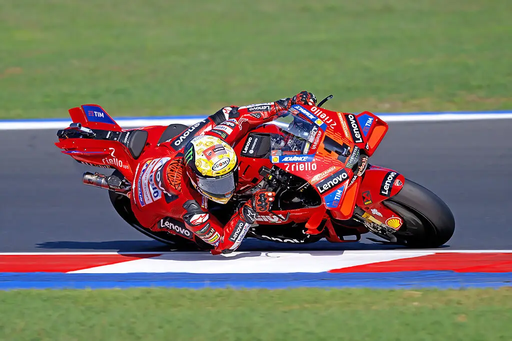 Francesco Bagnaia in sella alla sua Ducati mentre esegue una curva in piega verso destra
