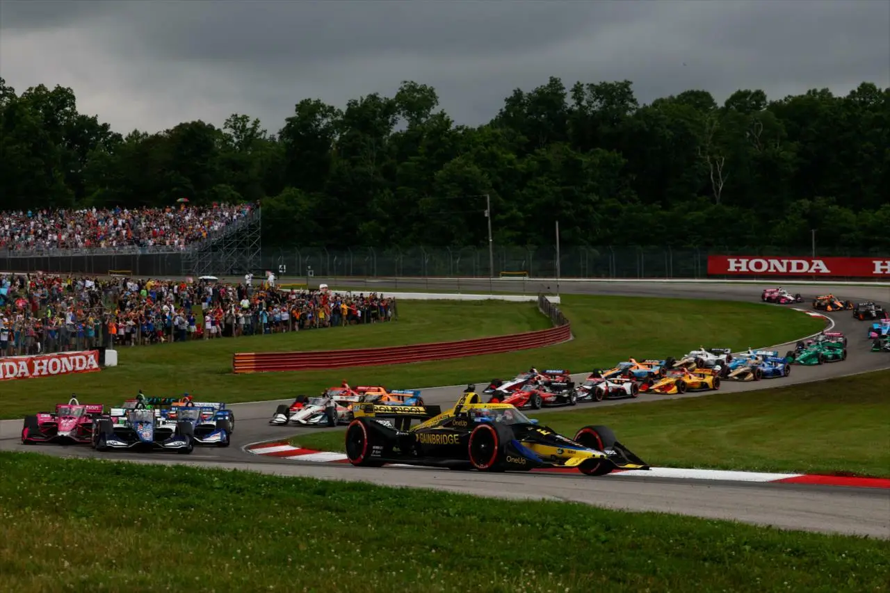 Il gruppo delle vetture IndyCar la passata stagione in partenza a Mid Ohio.