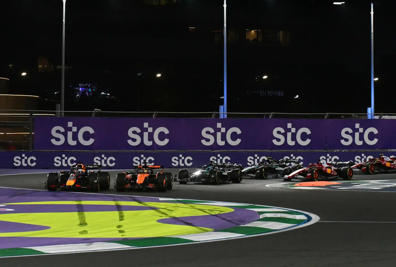 La partenza con la lotta tra Verstappen e Piastri