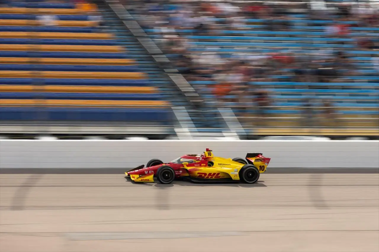 Il pilota spagnolo conquista la settima vittoria stagionale, contro uno sfortunato Josef Newgarden