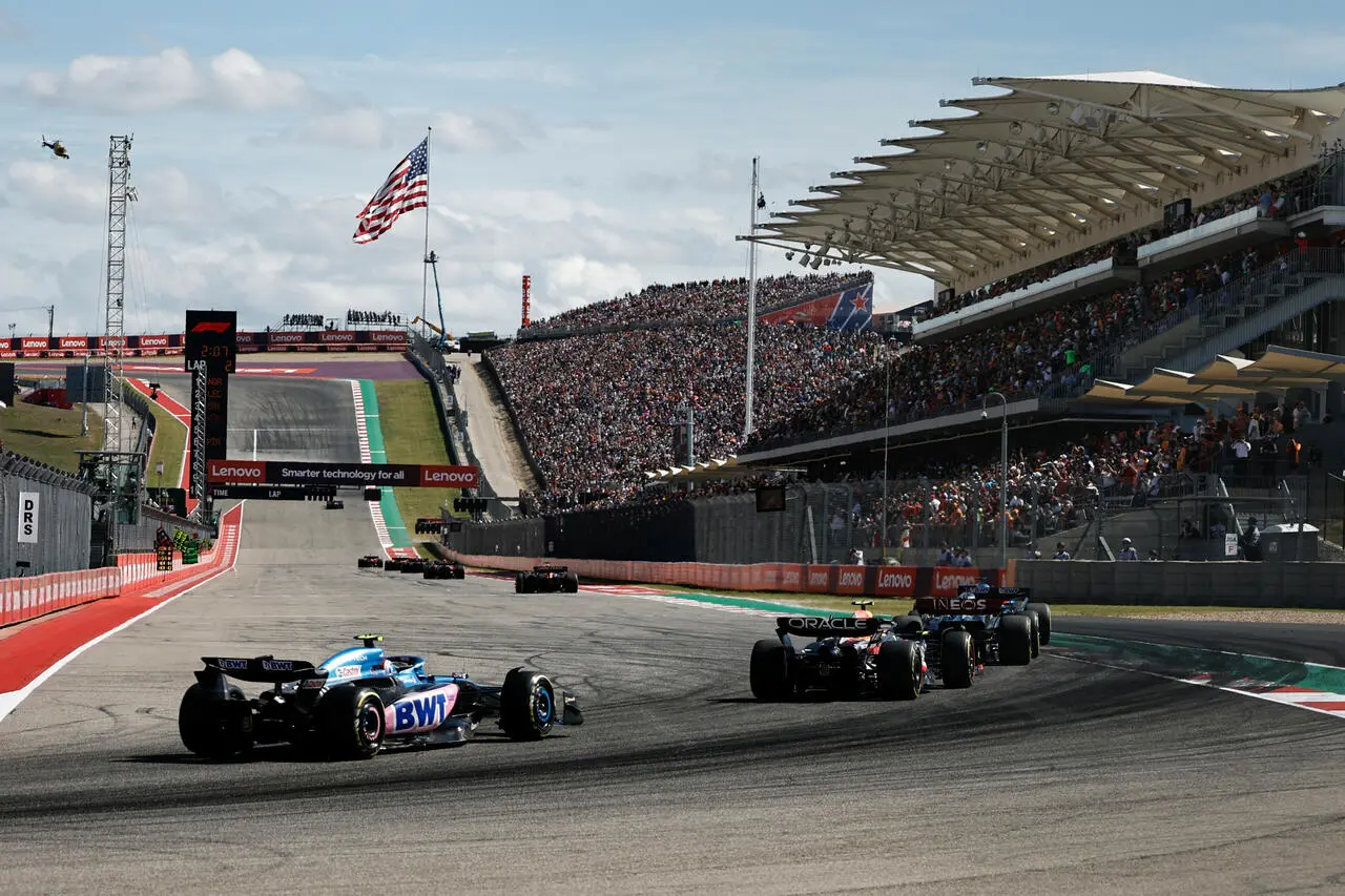 Il rettilineo di partenza del Circuit of The Americas con la Old Glory che sventola sulla prima curva