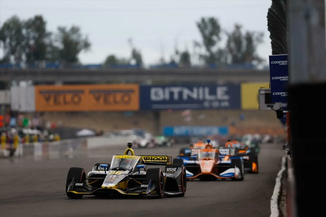 Il gruppo delle Indy guidato da Colton Herta nel corso dell'edizione 2023 del Portland GP.