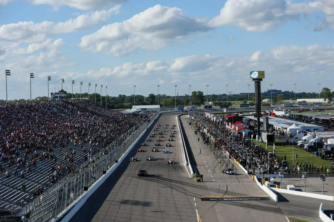 La partenza della Bommarito 500, con la griglia a tre vetture per fila, unico caso insieme alla Indy 500