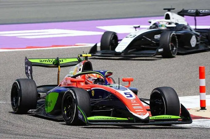 Rafael Camara davanti a Callum Voisin in feature race F3 Bahrain