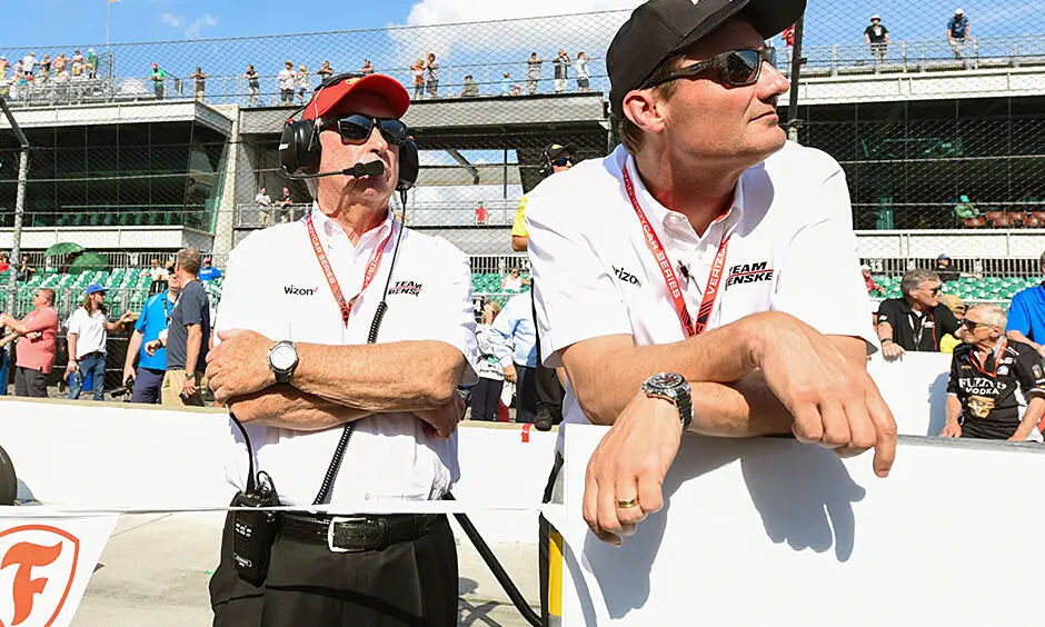 Tim Cindric al muretto insieme a Roger Penske