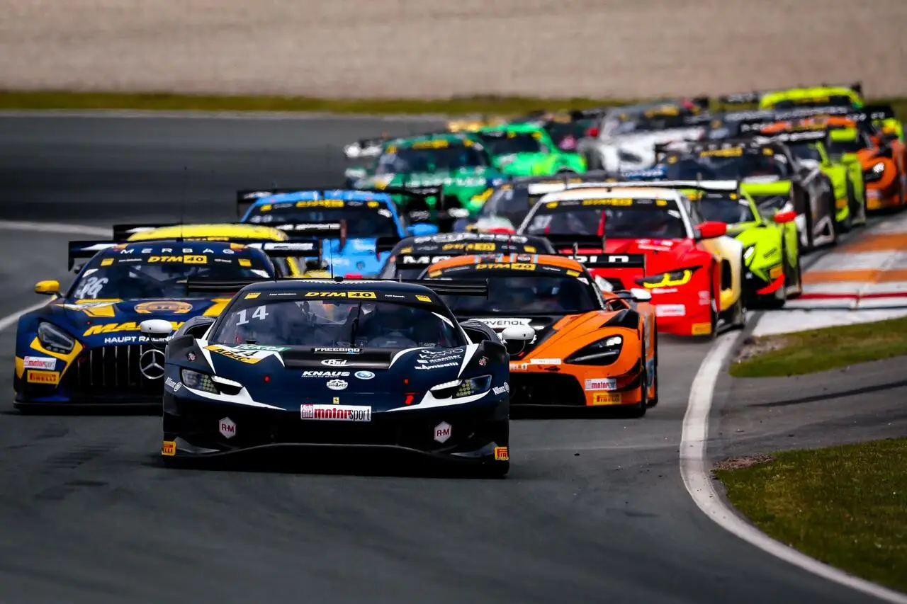 Jack Aitken guida il gruppo al momento dello start