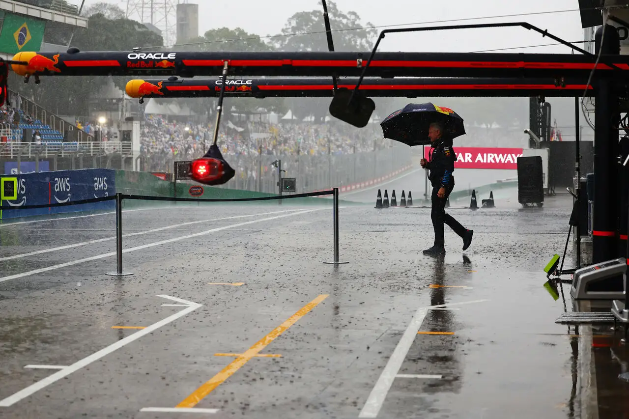 La pit lane completamente allagata
