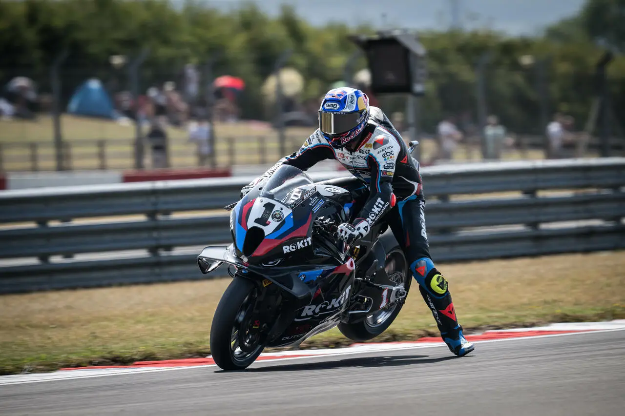 Toprak Razgatlıoğlu conquista la Superpole a Donington Park