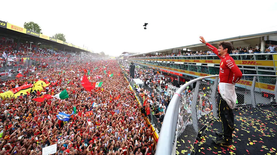La marea rossa sotto il podio di Monza emoziona, ma il calo degli ascolti in TV spaventa la F1