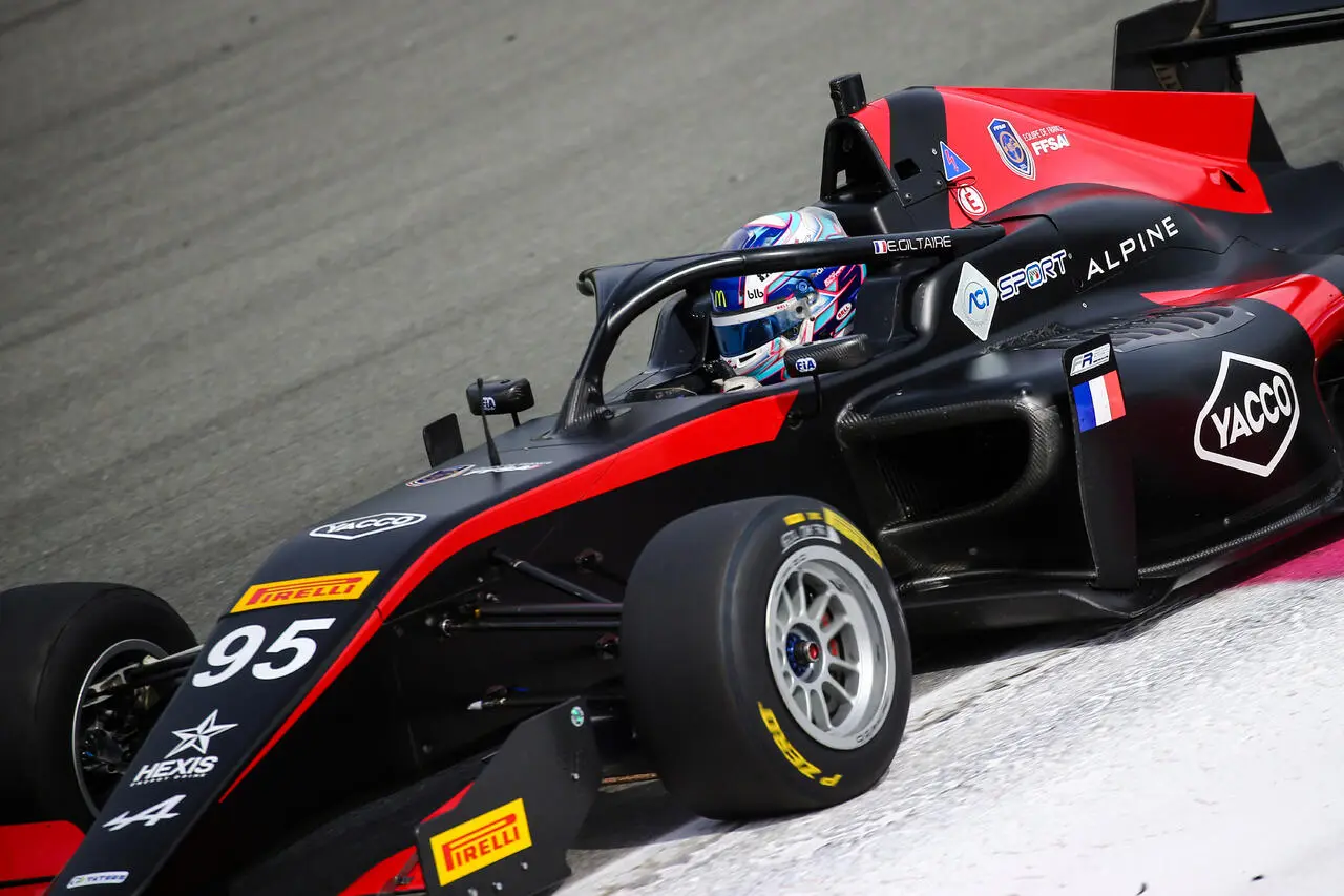 Evan Giltaire, pilota Formula Regional by Alpine, alla guida monoposto durante test pre-stagionali circuito Paul Ricard