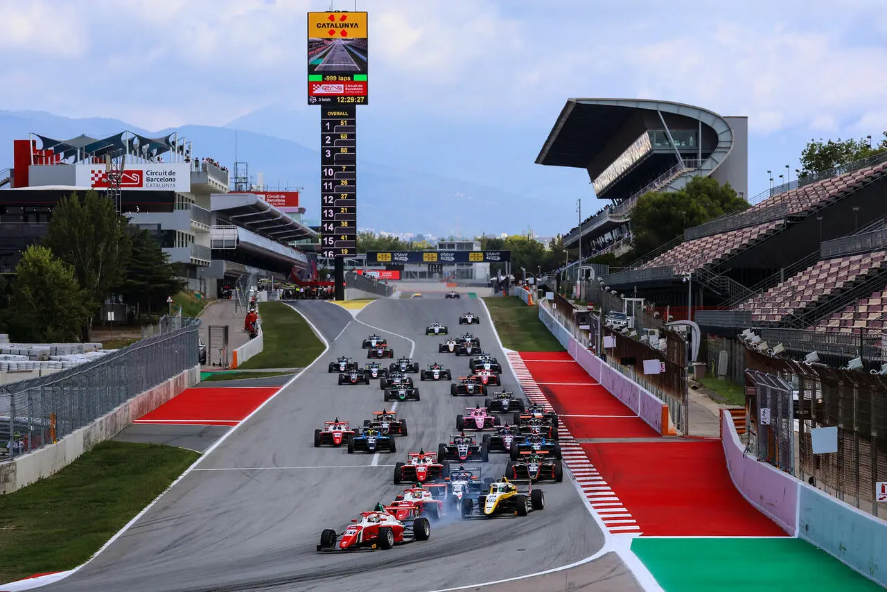 I due contendenti al titolo vincono sul circuito spagnolo, rimandando la conquista del titolo all'ultimo round