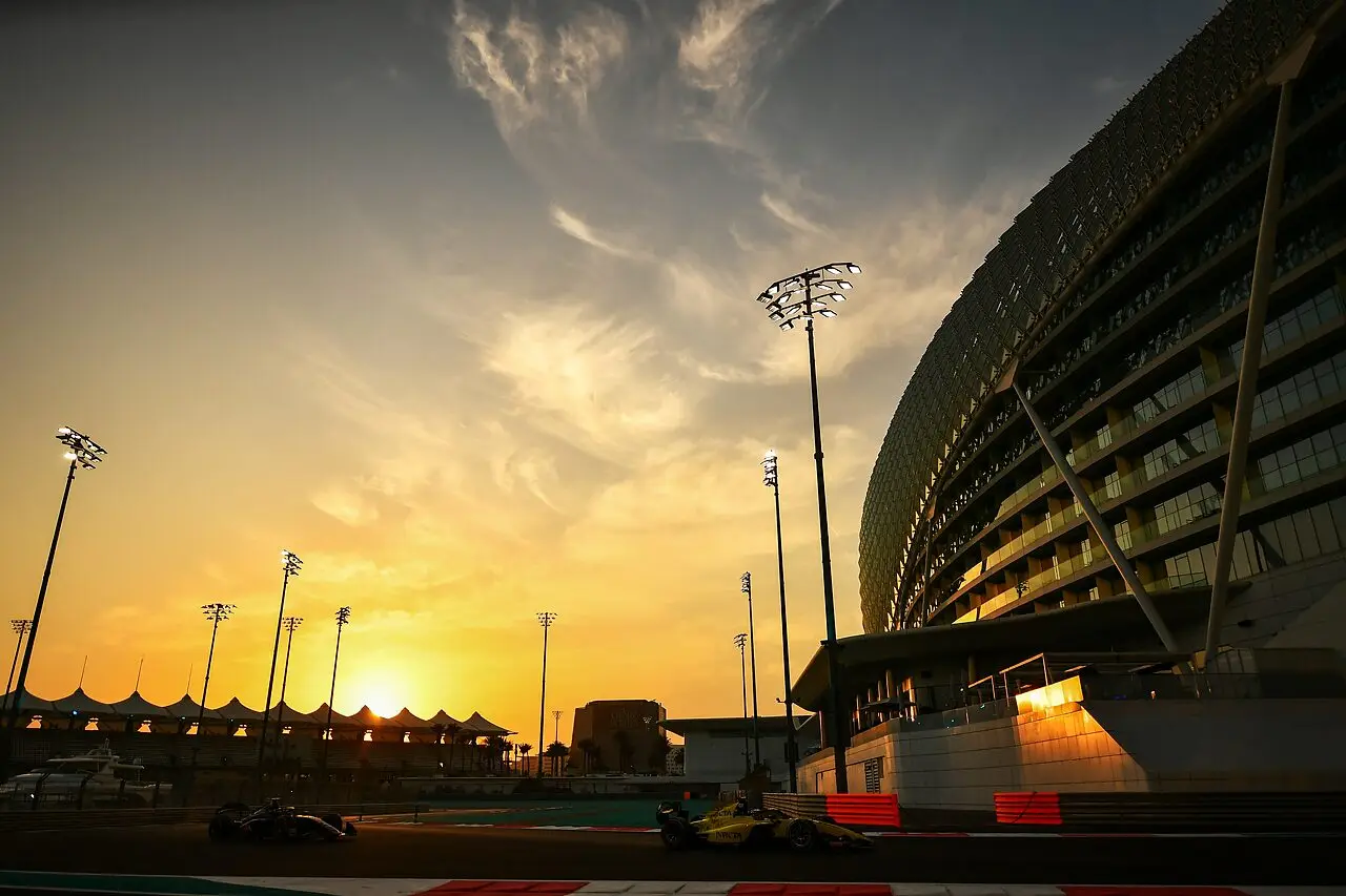 Il pilota tedesco conclude la giornata con il primo tempo, tra cambi nei team e nuovi volti