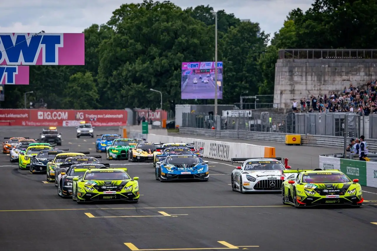 Niki Thiim guida il gruppo allo start
