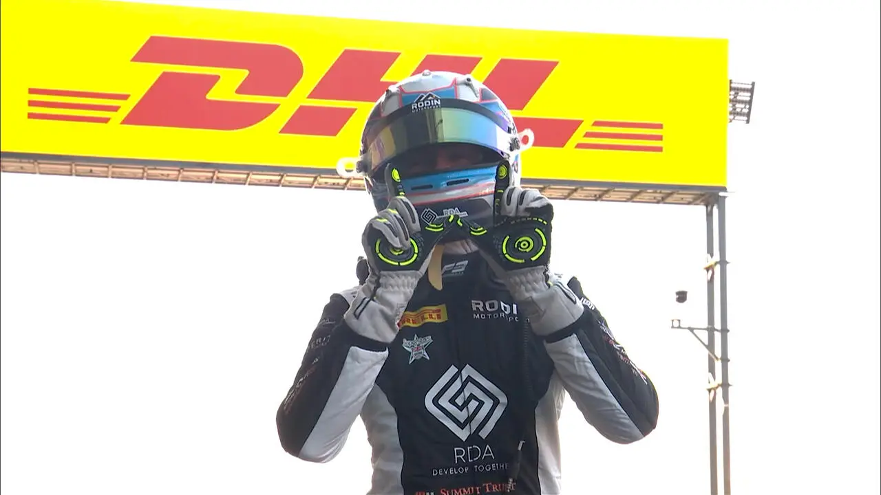 Callum Voisin alza dita al cielo dopo vittoria feature race f3 spa