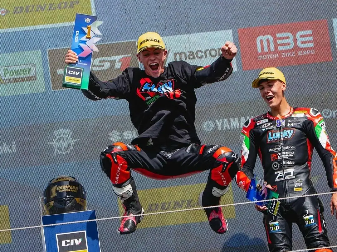 Marcos Ruda festeggia sul podio la vittoria di Gara 2 e del titolo italiano