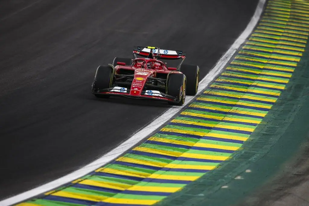 Monoposto Ferrari sulla pista di Interlagos, qualifiche sprint GP Brasile F1 2024
