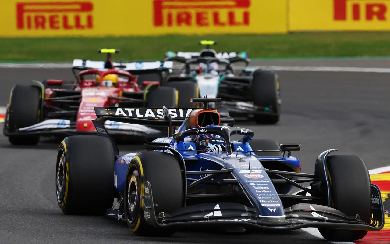 Alex Albon davanti a Lewis Hamilton, una scena vista più volte durante il weekend