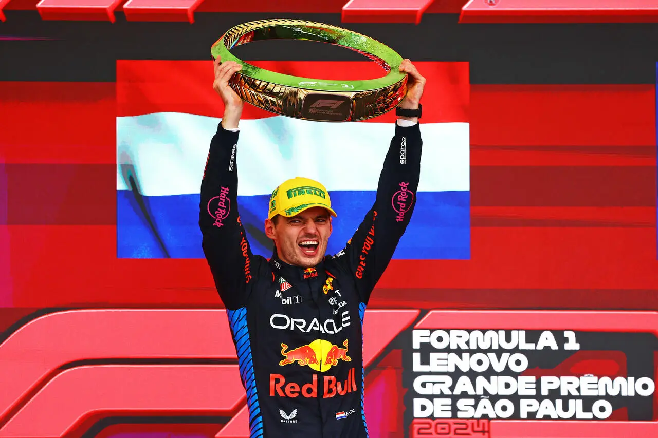 Max Verstappen esulta sul podio: 8^ vittoria in stagione per l'olandese.