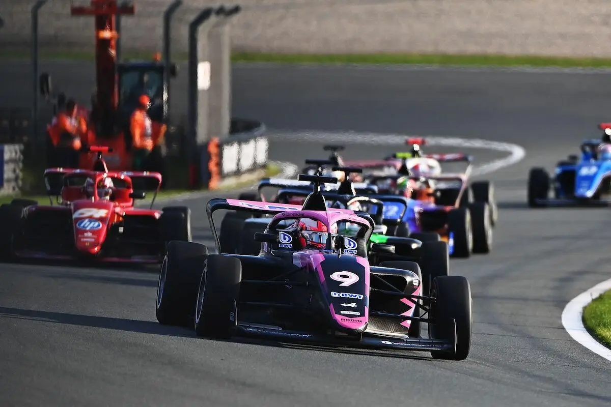 Abbi Pulling guida gruppo F1 Academy in pista a Zandvoort
