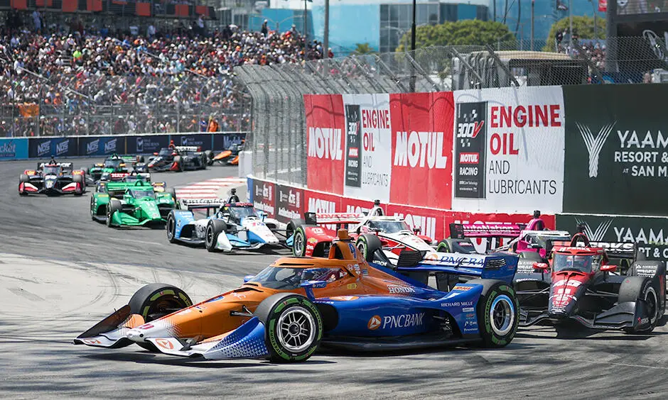 Scott Dixon guida il gruppo delle Indy a Long Beach