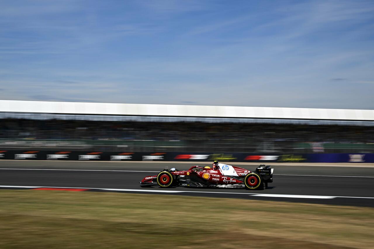 Il re di Silverstone conquista il primo tempo, davanti alle due Mclaren e il compagno di squadra Charles Leclerc
