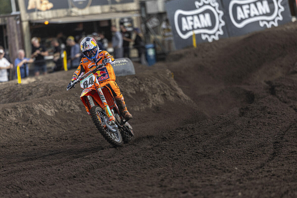 Jeffrey Herlings ha completato una splendida doppietta sulla sabbia casalinga di Arnhem