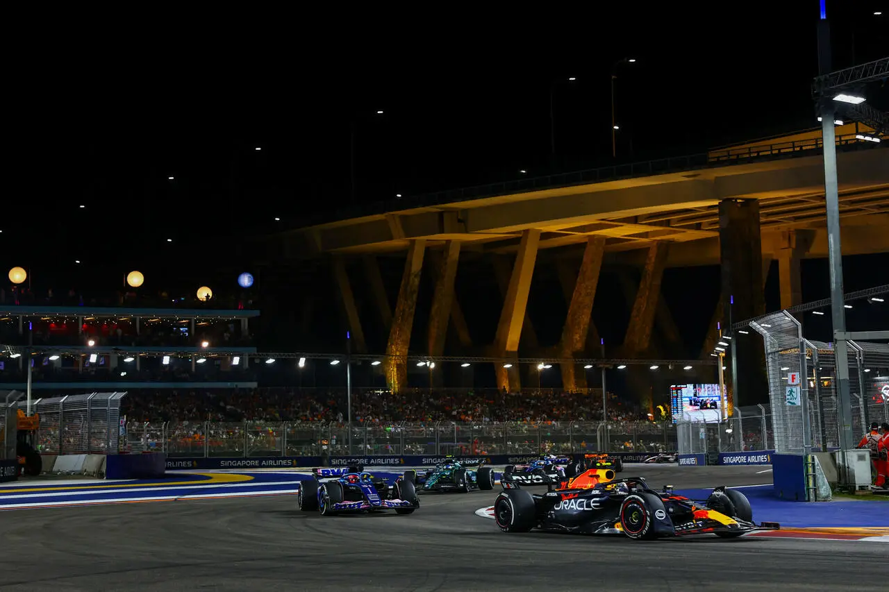 Il gruppo delle F1 affronta la prima variante del tracciato di Singapore nell'edizione 2023.