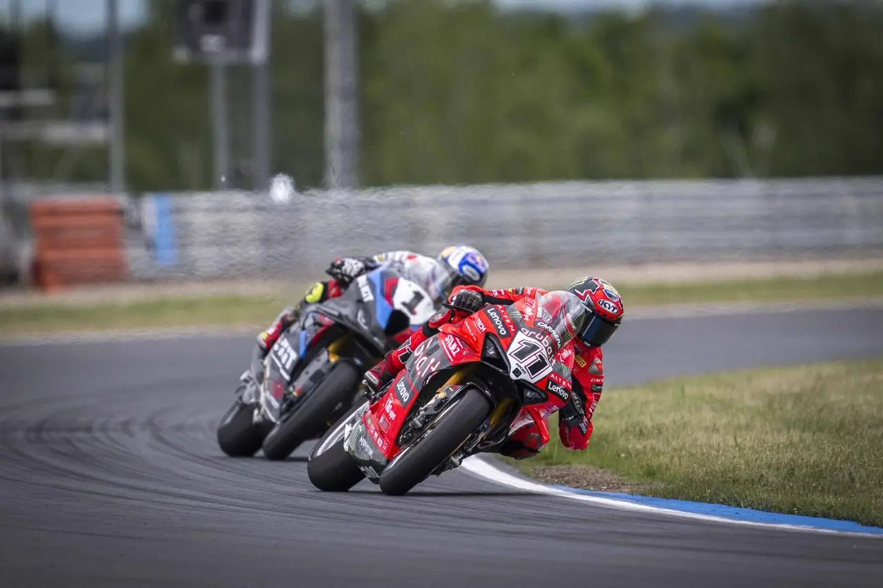 Nicolò Bulega (11) e Toprak Razgatlıoğlu (1) impegnati nella lotta per la vittoria di Gara 2 a Most