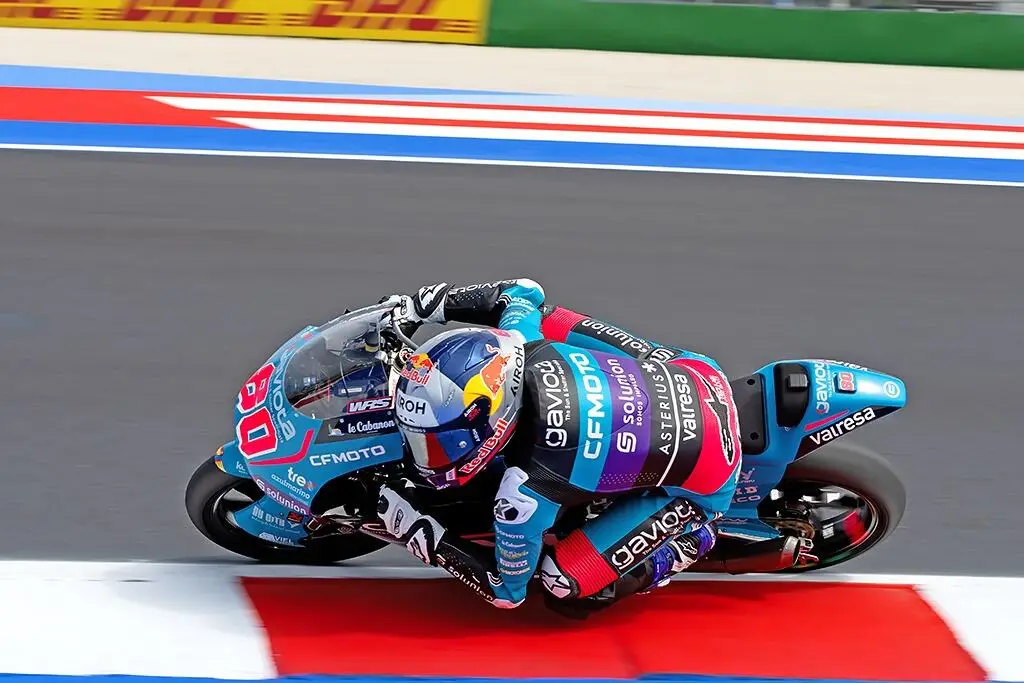 David Alonso in azione in pista sulla sua moto del team CF Moto