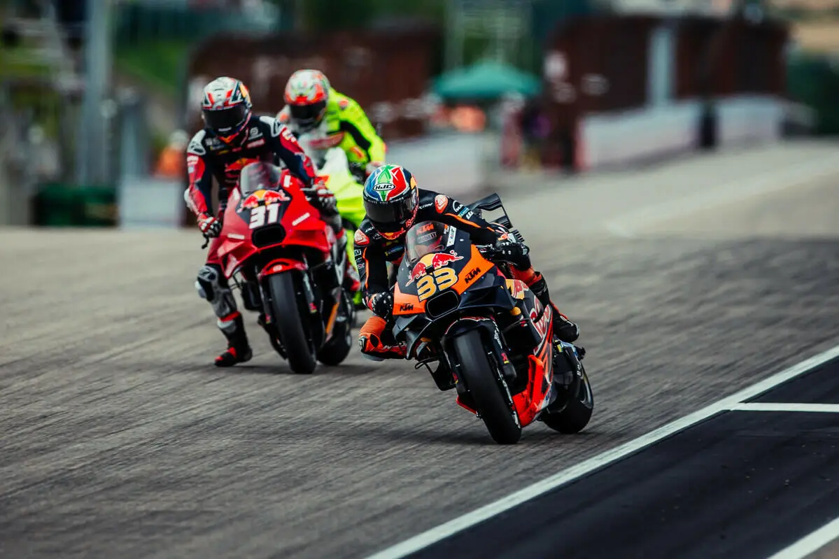 Binder e Acosta comporranno la coppia di piloti ufficiali di KTM nel 2025.