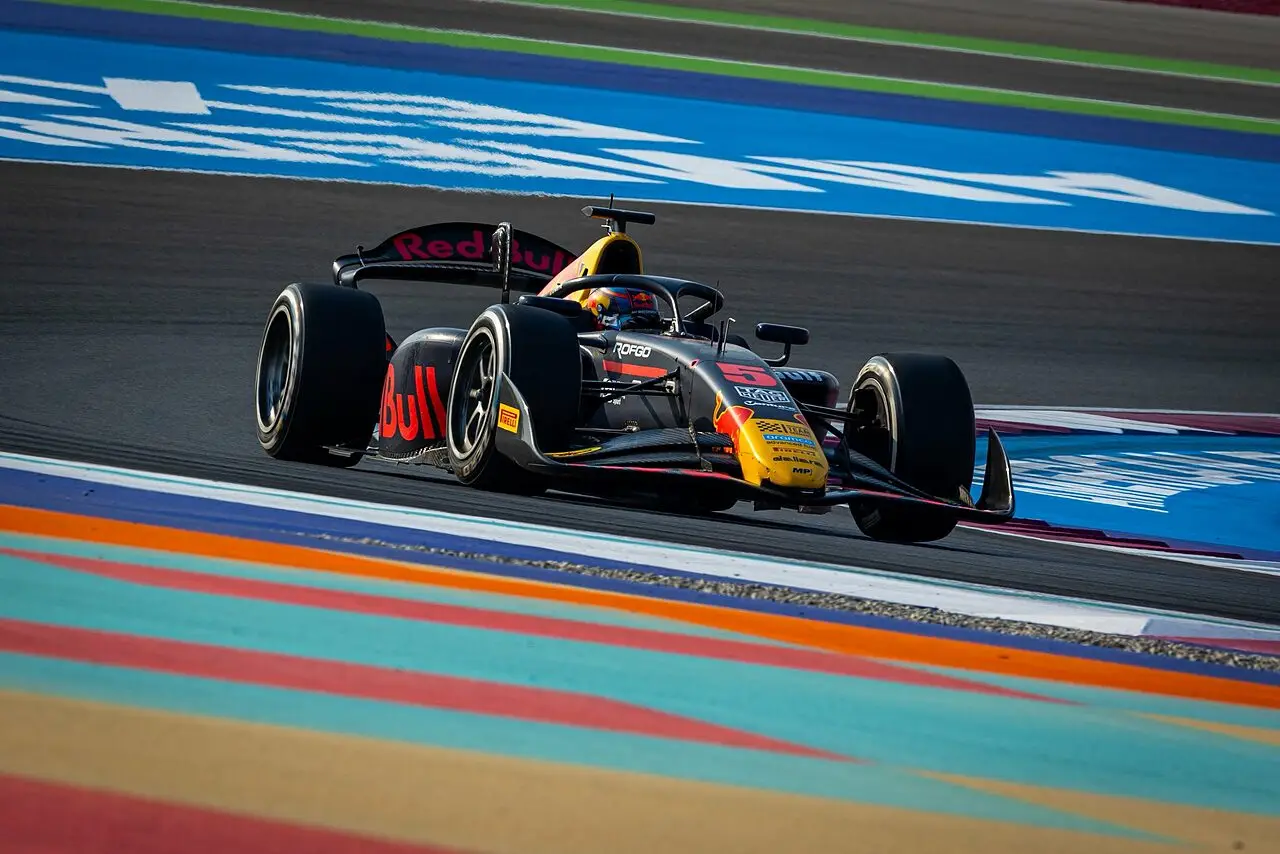 Il pilota tedesco ottiene la prima casella beffando Fornaroli per pochi millesimi, terzo Victor Martins