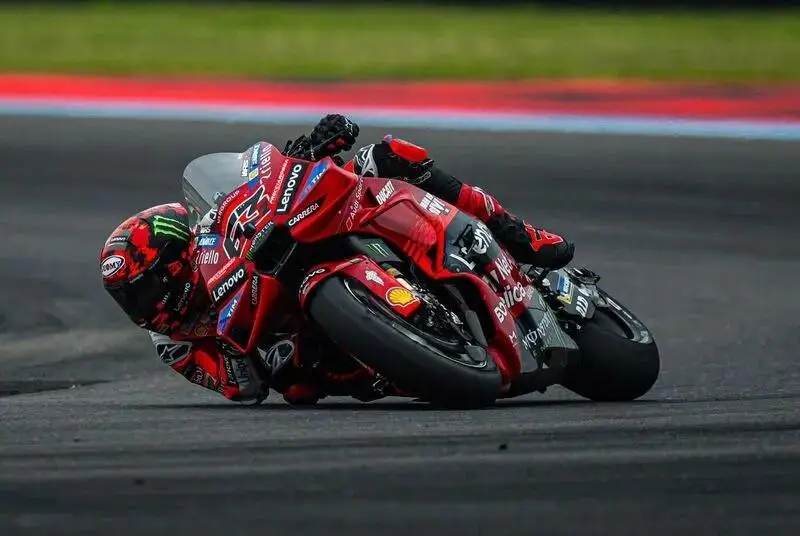 Quarto posto per il pilota Ducati, che mostra ancora delle difficoltà di adattamento alla nuova moto