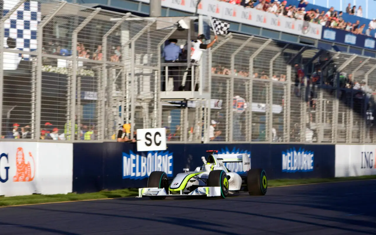 Jenson Button vince il gran premio di Australia 2009, una vittoria storica per il team Brawn GP