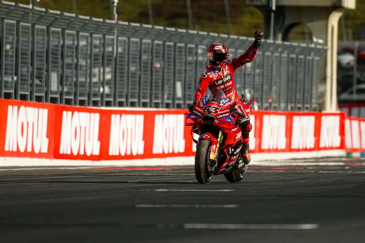 Nel giorno del titolo mondiale di Marquez, il pilota italiano torna alla vittoria di un gran premio