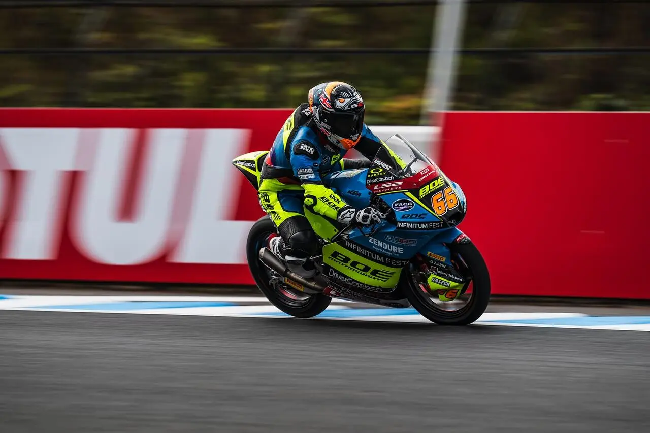 Joel Kelso in azione sulla sua KTM che sta andando in piega verso destra
